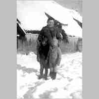 094-0206 Charlotte Broscheit mit ihren Kindern Martin und Oskar 1941.jpg